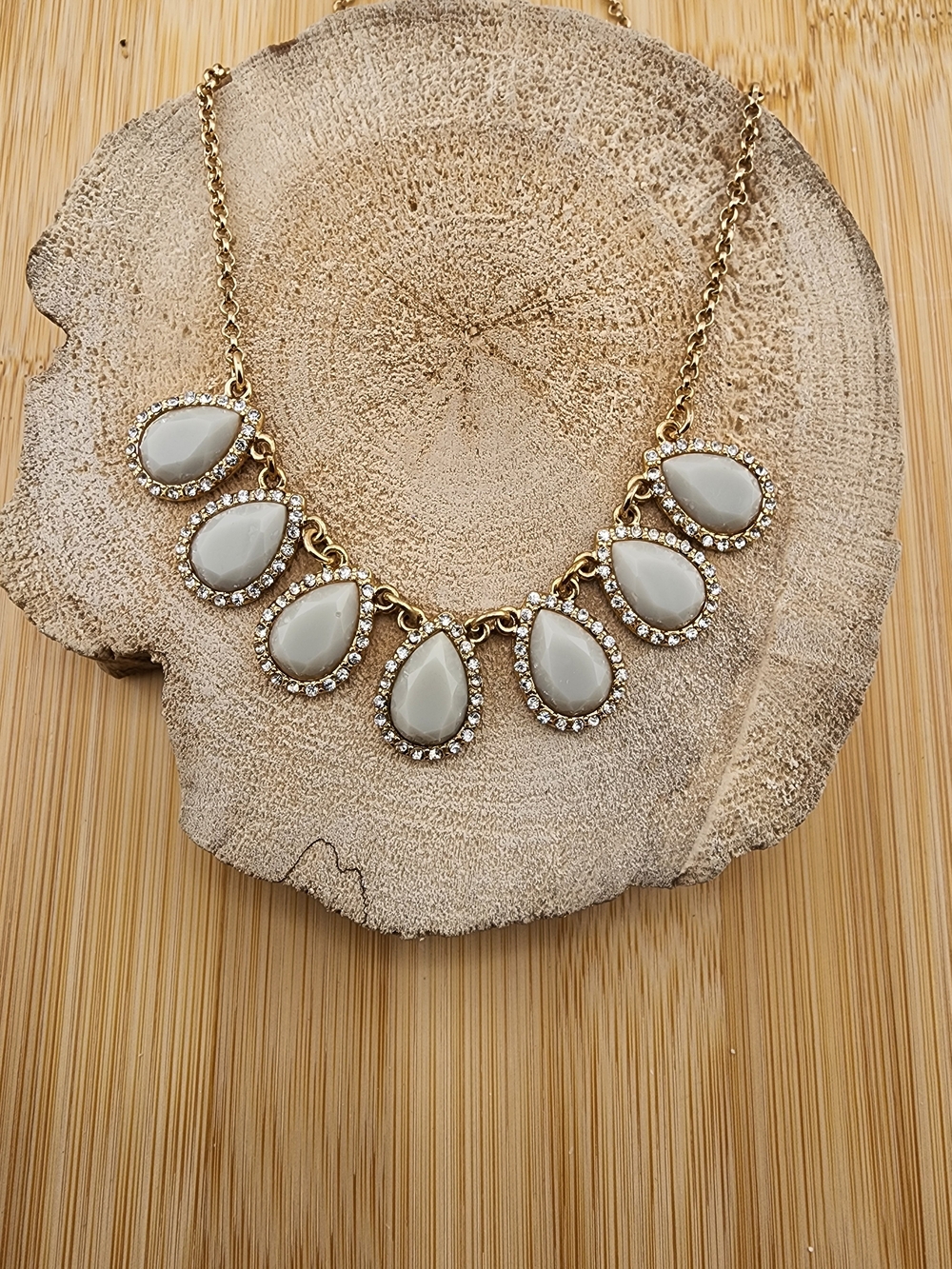 19in Adjustable Gold-tone Teardrop Statement Necklace with Cream Stones 0553